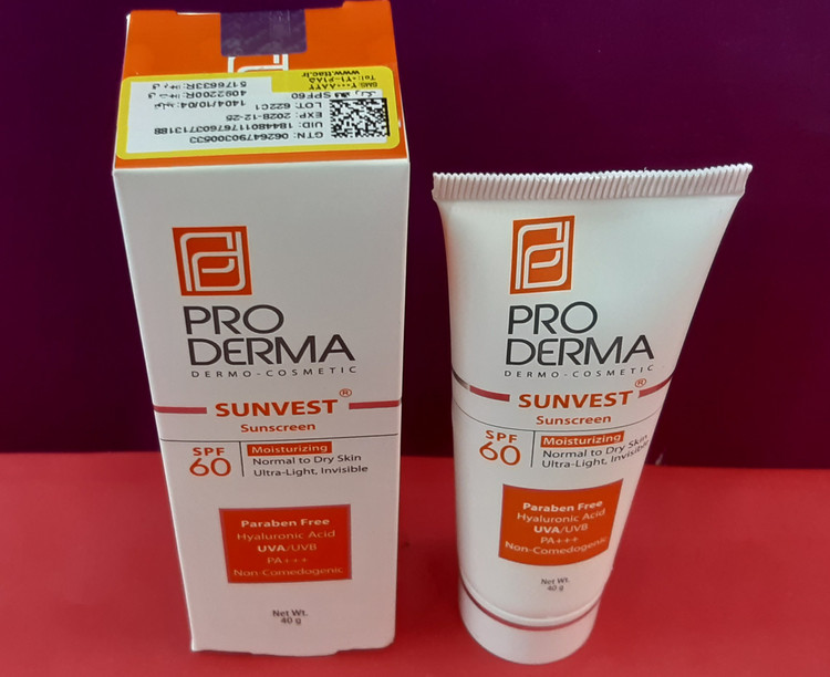 کرم ضد آفتاب بی رنگ پرودرما با SPF60 مناسب پوست معمولی و خشک حجم 40 میلی لیتر