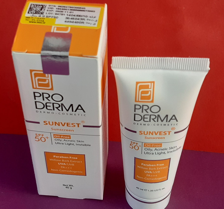 کرم ضد آفتاب بی رنگ پرودرما با SPF50 مناسب پوست چرب و جوش دار حجم 40 میل